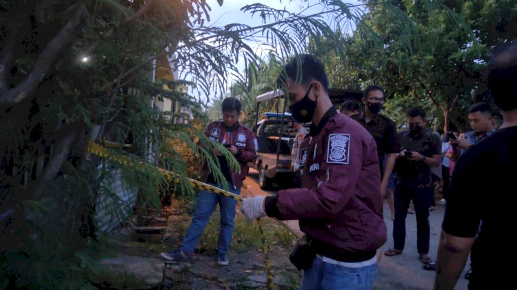 Anggota Polsek Sukarami memasang garis polisi pada lokasi penemuan mayat di Perumnas Talang Kelapa Palembang, Selasa (24/1/2023). Lounjik (48) meninggal disebabkan sakit diabetes setelah anggota Polsek Sukarami dan Tim Inafis Polresta Palembang melakukan identifikasi. (Adam Rachman/Rmolsumsel.id)