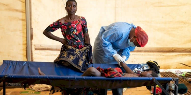 Vaksin Kolera yang diberikan ke warga Malawi oleh petugas kesehatan. (ist/net)