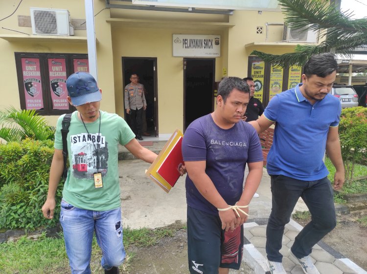 Pelaku penjambretan saat diamankan anggota Polsek Sekayu. (Amarullah Diansyah/Rmolsumsel). 