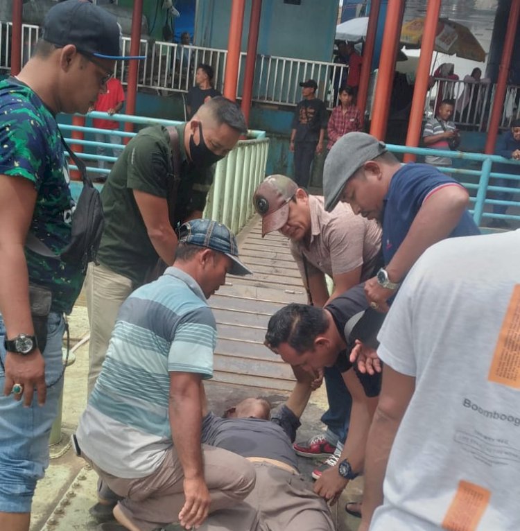 Anggota Personel Unit Gakkum dan Subnit Binmas Air Sat Polairud Polrestabes Palembang berhasil menyelamatkan seorang pria yang hendak melakukan aksi bunuh diri/ist