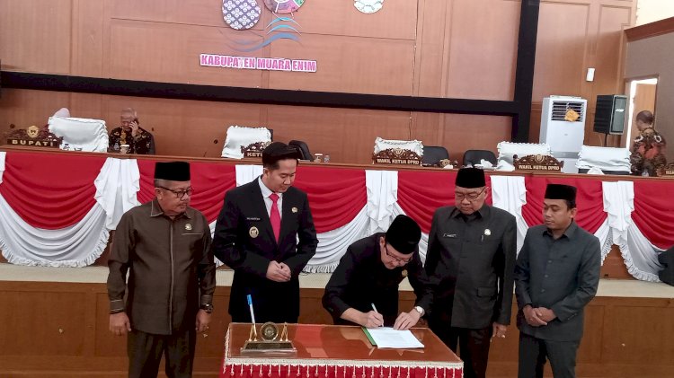 Ketua DPRD Muara Enim, Liono Basuki tandatangani usul pengangkatan dan pengesahan Wakil Bupati Muara Enim menjadi Bupati Muara Enim Sisa Masa Jabatan 2018-2023, di ruang Rapat Paripurna DPRD Muara Enim. (Noviansyah/Rmolsumsel). 