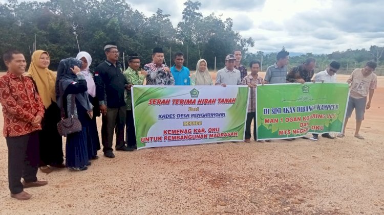 Kakan Kemenag OKU, M ALI bersama jajaran dan Pemerintah Desa Pengaringan meninjau lokasi tanah hibah yang akan dibangun MANA dan MTsN/Ist.