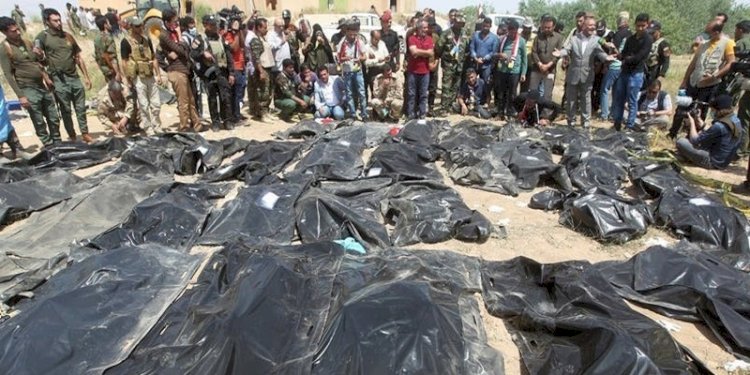 Warga Irak berkabung di dekat kantong jenazah berisi jasad orang yang diyakini telah dibunuh oleh pejuang ISIS di kamp Speicher di kota Tikrit, Irak, pada 12 April 2015/Net