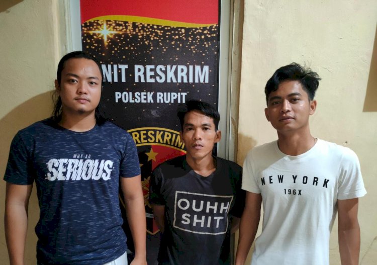 Rizal (40) pelaku percobaan pencurian kelapa sawit saat berada di Polsek Rupit, Kabupaten Muratara, Sumatera Selatan. (ist/RmolSumsel.id)