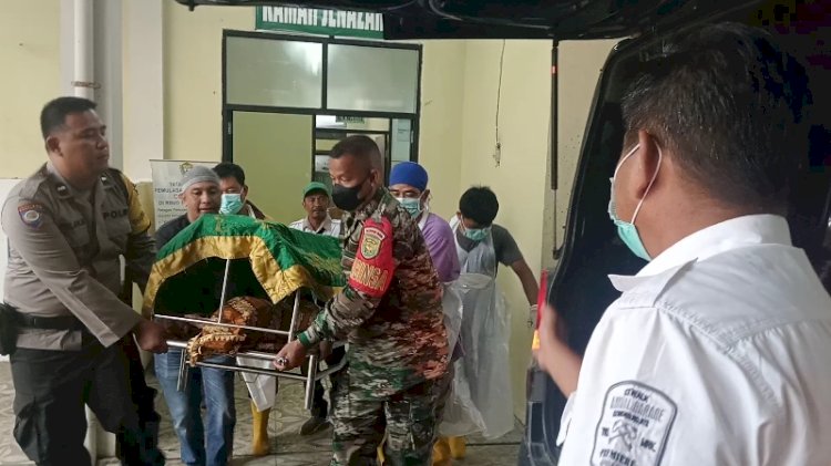 Petugas RSUD HM Rabain dibantu TNI, Polri bersama keluarga sedang menggotong jenazah almarhum untuk diberangkatkan ke rumah duka. (Noviansyah/rmolsumsel.id)