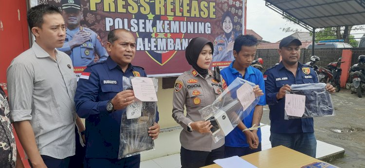 Kapolsek Kemuning AKP Shisca Agustina menunjukkan barang bukti handphone yang dicuri tersangka Agung Rahmana.(Fauzi/RmolSumsel.id)