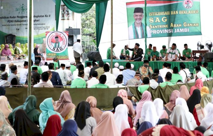 Relawan Santrine Abah Ganjar (SAG) Provinsi Jambi memberikan bantuan mushaf Al-Qur’an untuk Majelis Taklim Tanbihul Ghofilin di Dusun Purwosari, Desa Penerokan, Kecamatan Bajubang, Kabupaten Batanghari, Jambi/ist