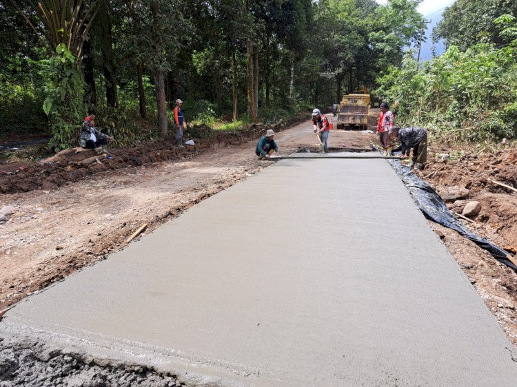 Pengerjaan perbaikan jalan menggunakan cor beton yang dilakukan Dinas PUPR Muba/ist.