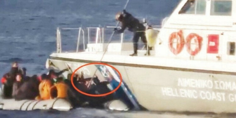 Kapal Yunani pukul mundur para pencari suaka yang memasuki perairannya/Yeni Safak