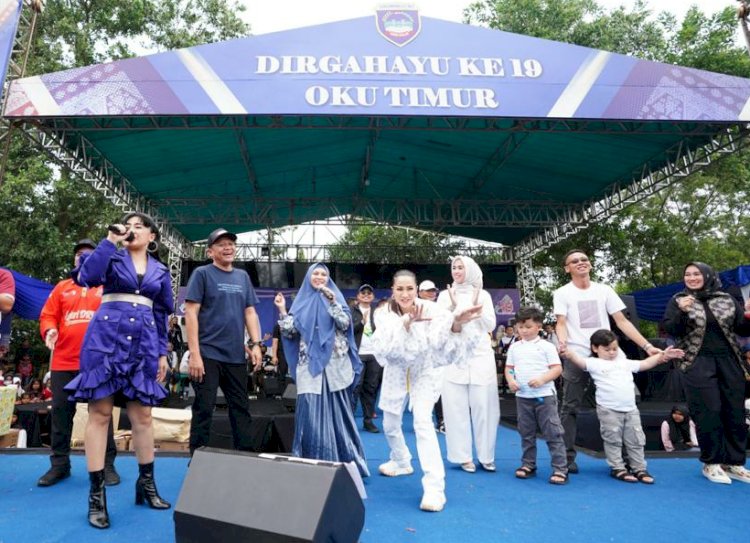 Sejumlah artis Ibukota meriahkan penutupan rangkaian Bulan Bahagia dalam rangka HUT ke-19 OKU Timur/ist.