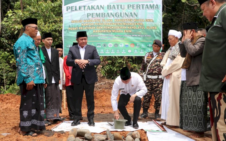 Gubernur Sumsel Herman Deru bersama Plt. Bupati Muara Enim Ahmad Usmarwi Kaffah melakukan peletakan batu pertama pembangunan kantor PCNU kabupaten Muara Enim (Noviansyah/rmolsumsel.id)