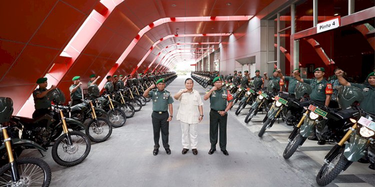 Menteri Pertahana Prabowo Subianto secara simbolis menyerahkan 100 unit sepeda motor kepada Babinsa Kodam I Bukit Barisan/Ist.