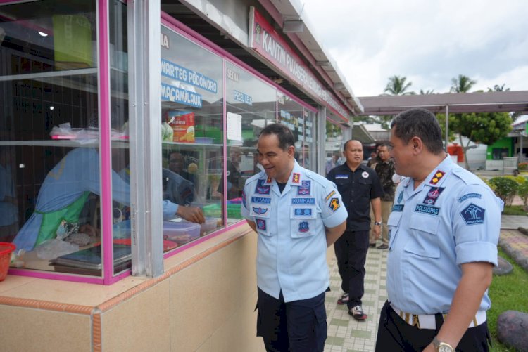 Kakanwil Kemenkumham Sumsel Ilham Djaya saat mengunjungi Lapas Sekayu/ist.