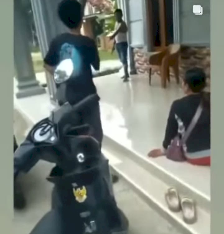Aksi penusukan kurir paket saat melakukan transaksi COD di Kabupaten Banyuasin. Namun, pemilik rumah itu menolak membayar hingga akhirnya kurir tersebut ditusuk. (tangkapan layar)