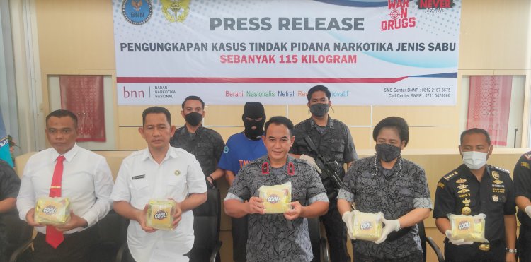 Kepala BNNP Sumsel, Brigjen Pol Djoko Prihadi (tengah) saat release pengungkapan 115 kilogram sabu jaringan lintas negara di Palembang beberapa waktu lalu. Senin (30/1/2023). (Adam Rachman/Rmolsumsel.id)