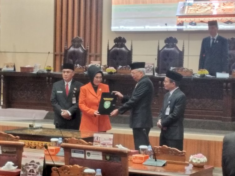 DPRD  Sumatera  Selatan (Sumsel) menyetujui penambahan dua Rancangan Peraturan Daerah (Raperda) usulan eksekutif dalam Program Pembentukan Peraturan Daerah (Propemperda) tahun 2023.Persetujuan itu disampaikan dalam Rapat Paripurna XL, Senin (30/1), dengan agenda penjelasan Badan Pembentukan Peraturan Daerah DPRD Provinsi Sumsel terhadap Perbahan dan Penambahan Program Pembentukan Peraturan Daerah Tahun 2023.(ist/rmolsumsel.id)