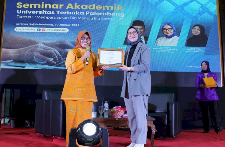 Dr Meita Istianda bersama Anggota DPD RI Amalia Sobli dalam pembukaan seminar akademik UT Palembang/ist