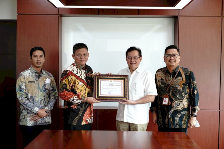 Bupati OKU Timur Lanosi menerima Penghargaan Pembangunan Daerah (PPD) yang disebrikan oleh Bappenas/ist.