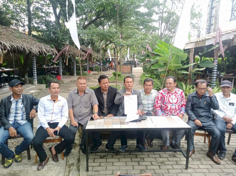 im Kuasa Hukum Anggota DPRD Sumsel saat menunjukan berkas laporan pengaduan di Polresta Palembang/Handout/Rmolsumsel