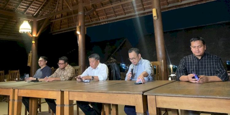 Wakil Ketua Majelis Syuro PKS M Sohibul Iman (ketiga dari kiri) saat jumpa pers di Rumah Makan Mang Engking, Soekarno-Hatta, Tangerang, pada Senin malam (30/1)/RMOL