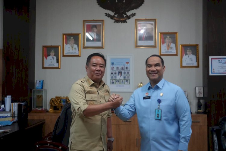 Bupati Lahat, Cik Ujang (kiri) bersama Kakanwil Kemenkumham Sumsel, Ilham Djaya (kanan). (ist/rmolsumsel.id) 