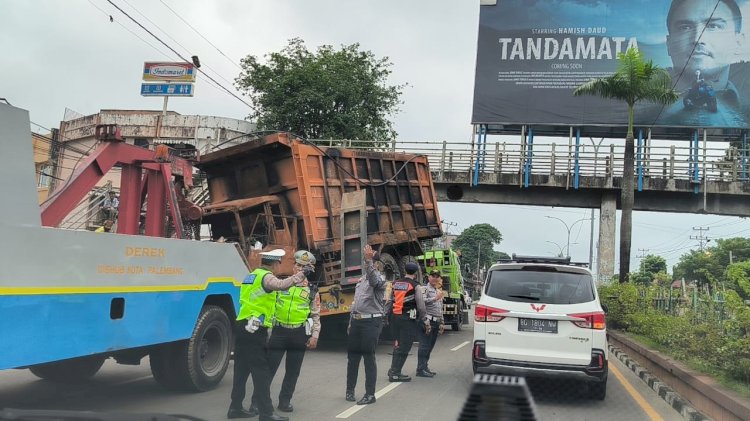 Evakuasi mobil towing pengangkut dump truk yang tersangkut di JPO Palembang. (Fauzi/Rmolsumsel). 