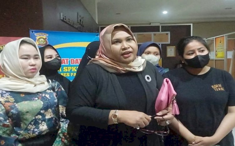 Sejumlah emak-emak melaporkan selebgram Palembang ke Polrestabes terkait dugaan penipuan berkedok arisan online/ist