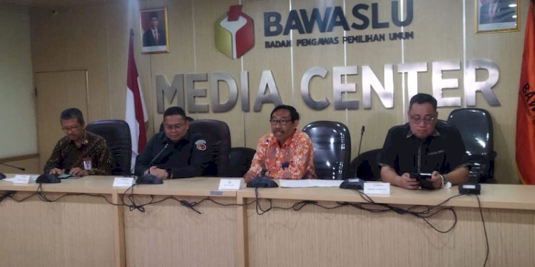 Ketua KASN, Agus Pramusinto (kedua dari kanan) dalam jumpa pers usai Penandatanganan Perjanjian Kerja Sama dengan Bawaslu RI/RMOL.