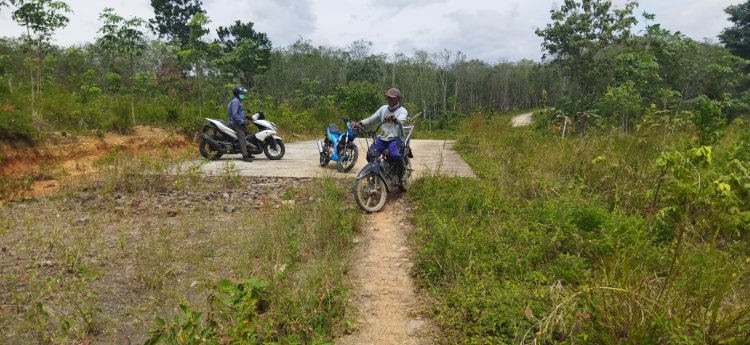 Jalan Simpang Keromongan-Bandara yang pengerjaannya terhenti lantara bersengketa dengan warga dan PT KAI, Selasa (31/1). (Amizon/Rmolsumsel). 