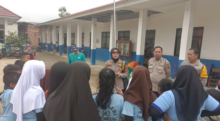 Polsek Kemuning Palembang mendatangi SD 162 di Kelurahan Pipa Reja Kecamatan Kemuning Palemban/ist