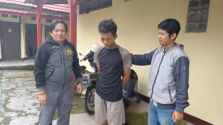 Kanit Reskrim Polsek SU II, Iptu Andrian (kiri) saat meminta keterangan pelaku pencurian di Kawasan Seberang Ulu II, Selasa (31/1/2023). (Adam Rachman/Rmolsumsel.id). 