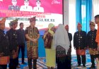 Menginjakkan Kaki di OKU Timur, Kajari dan Istri Diberi Gelar Adat Komering