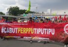 Demo Tolak Perppu Cipta Kerja di Senayan, Buruh Bawa Tumpeng hingga Sesaji