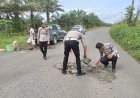 Bahayakan Pengendara, Satlantas Musi Rawas Tambal Jalan Berlubang di Leban Jaya