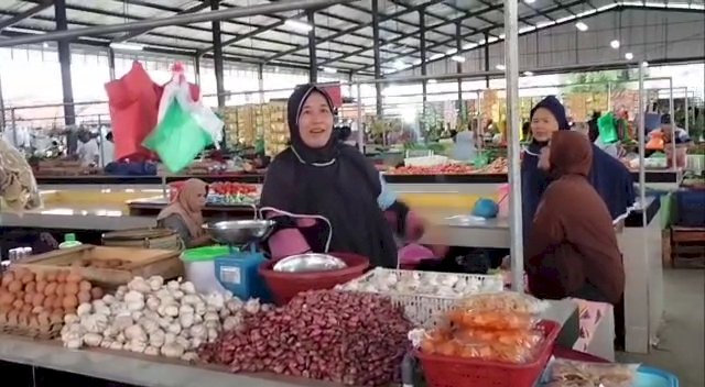 Pedagang Bawang Merah di pasar Inpres Muara Enim. (Noviansyah/rmolsumsel.id)