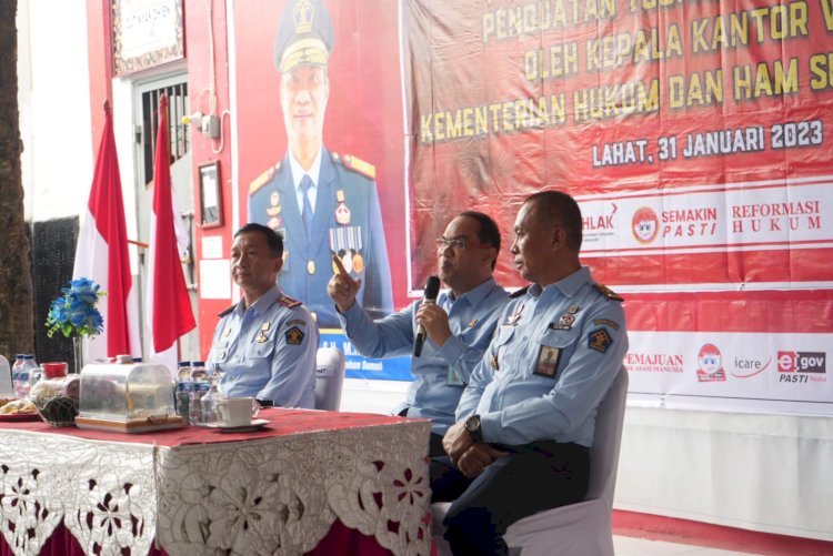 Kakanwil Kemenkumham Sumsel, Ilham Djaya saat memberikan Penguatan Tugas Pokok dan Fungsi kepada jajaran pegawai Lapas Kelas IIA Lahat, dan Bapas Kelas II Lahat. (ist/rmolsumsel.id)