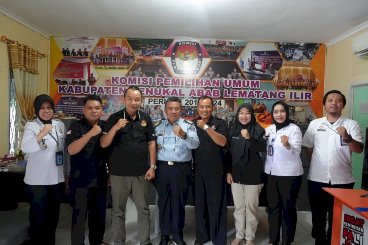 Kepala Divisi Pelayanan Hukum dan HAM Kemenkumham Sumsel, Parsaoran Simaibang bersama jajaran KPU Kabupaten PALI. (ist/rmolsumsel.id)