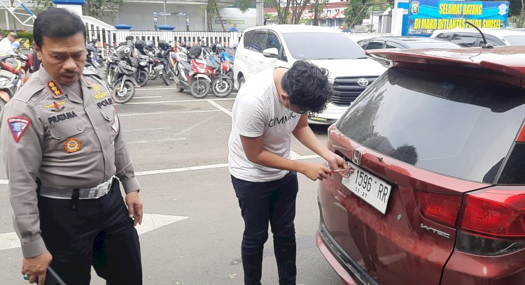 Anggota Direktorat Lalu Lintas Polda Sumsel menggelandang dua mobil pribadi yang kedapatan tidak memiliki Tanda Nomor Kendaraan Bermotor (TNBK)/Foto:RMOL