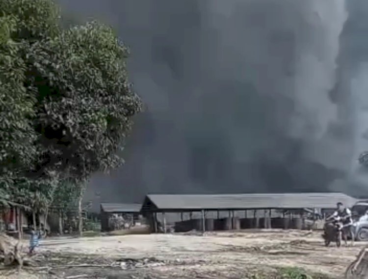 Asap hitam membumbung tinggi ke udara akibat bekas tempat penyulingan minyak tradisional terbakar di Kecamatan Bayung Lencir, Kabupaten Musi Banyuasin, Rabu (1/2). (Repro/Rmolsumsel). 