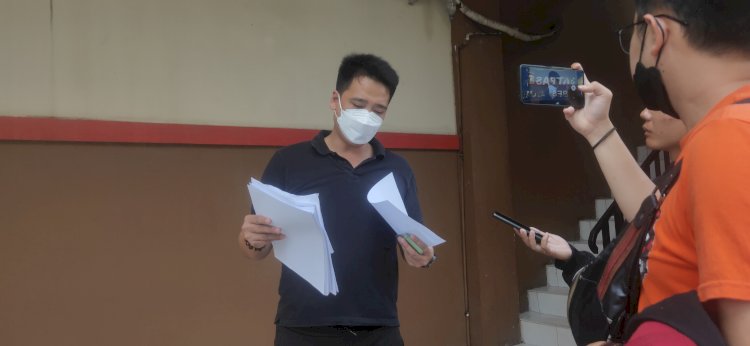 Aries Yohanes (41) ketika dibincangi awak media setelah membuat laporan tentang penggelapan uang perusahaan yang dilakukan karyawannya/Foto:Adam Rachman