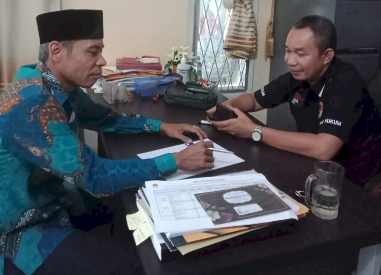 Sukarman mendatangi KPU PALI guna mengetahui syarat dan ketentuan pendaftaran calon independen/ist.