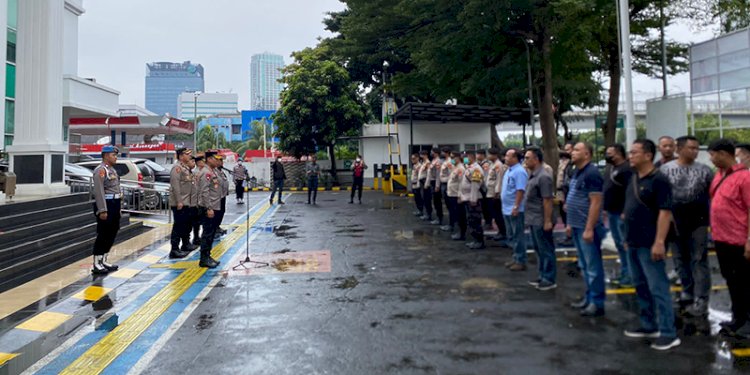Petugas gabungan menjaga sidang pembacaan dakwaan Teddy Minahasa di PN Jakarta Barat/RMOL