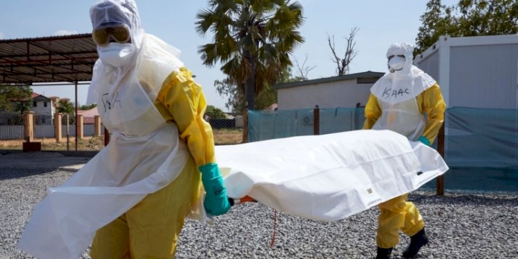  Petugas kesehatan sedang mengangkut pasien yang meninggal dunia akibat Demam Lassa di Nigeria/BBC