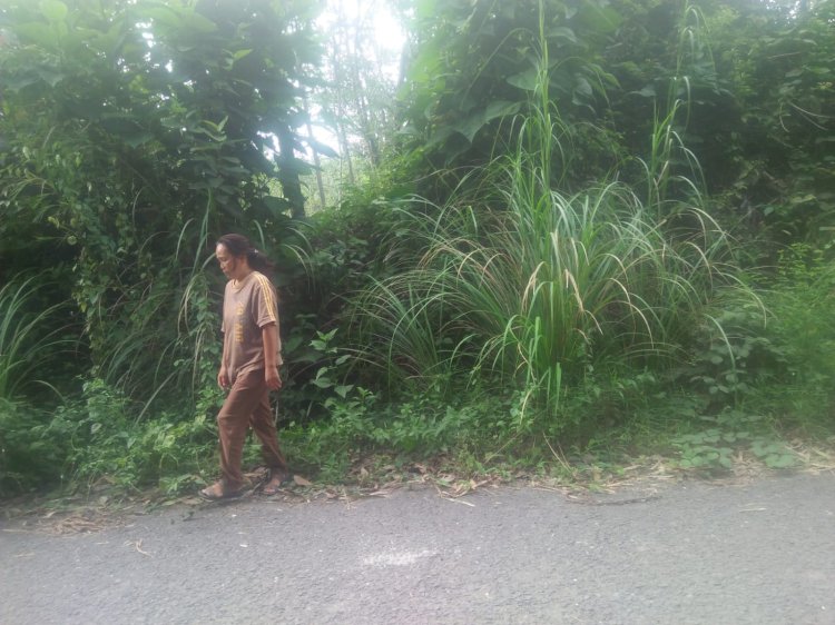 Korban saat menunjukkan lokasi dimana terjadinya aksi Begal yang menimpa dirinya. (ist). 
