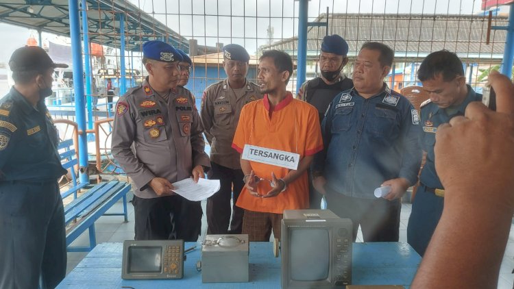 Tersangka pencurian sejumlah alat navigasi kapal, Jauhari (tengah) dihadirkan saat konferensi pers bersama awak media/Foto: Adam Rachman/RMOL