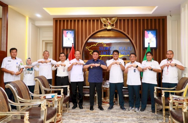 Jajaran direksi PT Semen Baturaja foto bersama Gubernur Sumsel Herman Deru setelah melakukan audiensi. (ist/rmolsumsel.id)