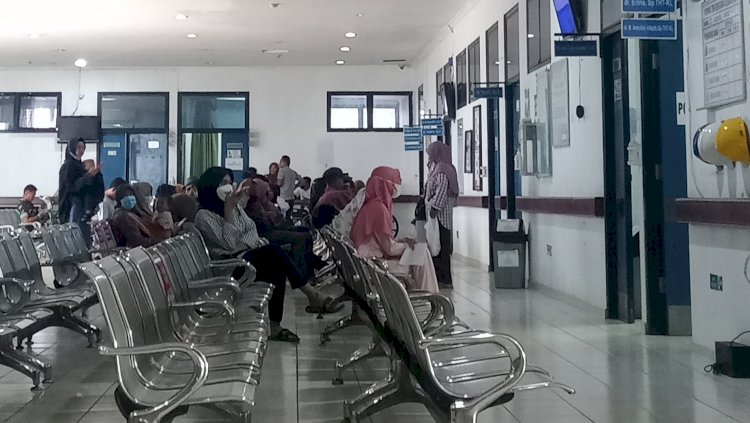 Puluhan keluarga pasien sedang menunggu giliran untuk pengurusan administrasi di RSUD HM Rabain Muara Enim. (Noviansyah/Rmolsumsel). 