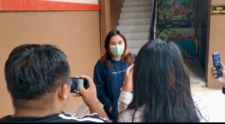 Febi Anggraini (tengah) ketika dibincangi awak media usai membuat laporan di SPKT Polrestabes Palembang, Jumat (3/2/2023). (Ist/Rmolsumsel.id). 