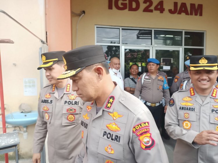 Kapolda Bengkulu, Irjen Pol Armed Wijaya usai menjenguk Bakal Calon DPD RI Dapil Provinsi Bengkulu, Rahiman Dani yang juga Pimpinan Kantor Berita RMOLBengkulu yang jadi korban penembakan. (ist/rmolsumsel.id)