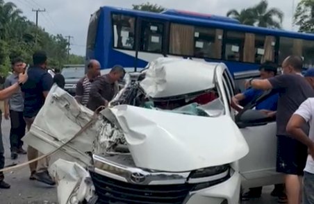 Mobil minibus ringsek usai mengalami kecelakaan di Jalan Lintas Palembang-Prabumulih, Jumat (3/2)/ist.